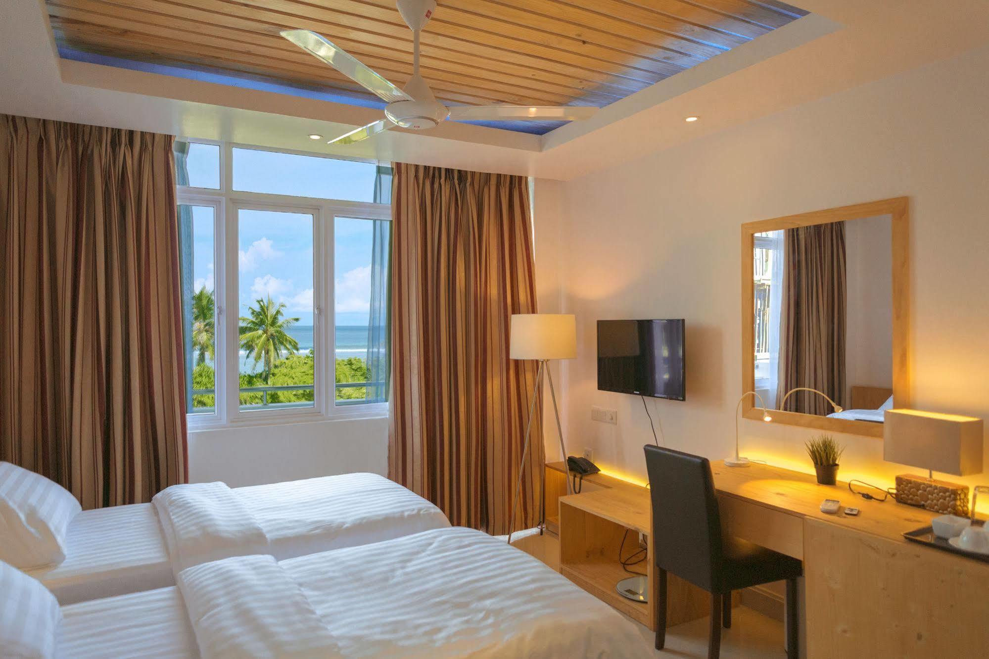 Pine Lodge Malé Buitenkant foto