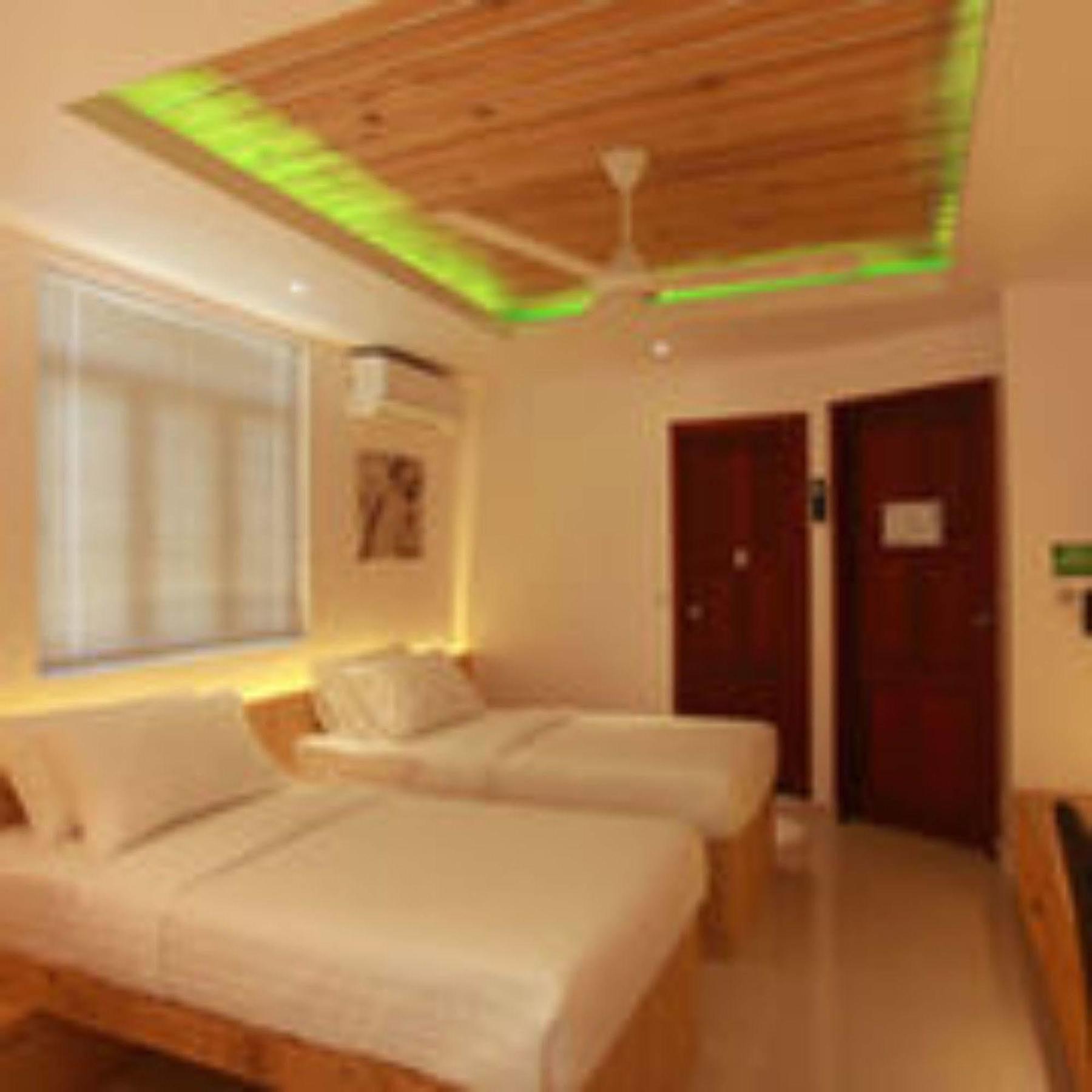 Pine Lodge Malé Buitenkant foto